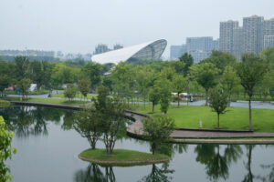 Feldhockeystadion mit Membrandach in grünem Park in Hangzhou