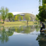 Feldhockeystadion mit Membrandach in grünem Park in Hangzhou