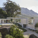 Wohnhaus mit felsenartiger Anmutung in den Steenberg Mountains bei Kapstadt