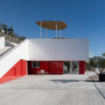 Entstanden aus einer Bauruine: Luxuriöses Ferienhaus in Süditalien mit Keramikfassade aus weißen und roten Fliesen