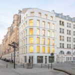 Wohn- und Geschäftshaus in Holzbauweise mit heller Metallfassade im Zentrum von Paris