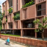 Bürogebäude in Vietnam mit Loggien und perforierter Ziegelfassade