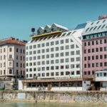 Neues Radisson-Hotel am Donaukanal in Wien mit edler Metallfassade und Skybar