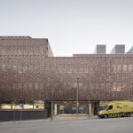 Forschungsgebäude in Barcelona mit perforierter Keramikfassade