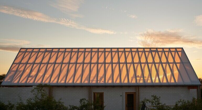 Glashaus in der Uckermark von Sigurd Larsen mit transparenter Dachdeckung