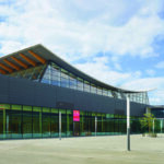 Die Messehalle 10 in Stuttgart mit ihrem markanten Holzdachtragwerk