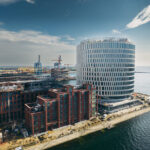 Ikonisches zylinderförmiges Bürogebäude in Kopenhagen mit ausgeklügelter Elementfassade