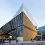 Elegantes Gebäude mit expressiver Dachlandschaft: die neue Zentralbibliothek 