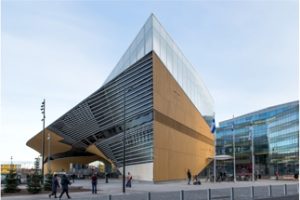 Elegantes Gebäude mit expressiver Dachlandschaft: die neue Zentralbibliothek "Oodi" in Helsinki von ALA Architects. Bild: Danica O. Kus