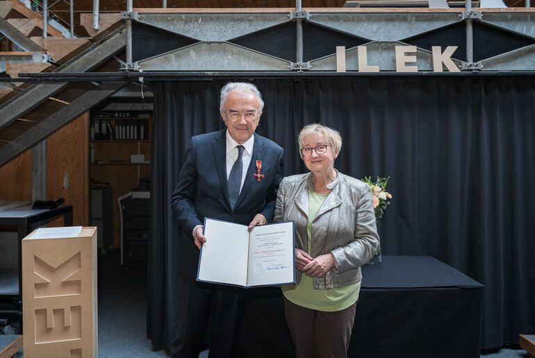 Werner Sobek und Theresia Bauer bei der Verleihung des Bundesverdienstkreuzes am Band