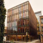 Massivholz-Bürogebäude »Black & White Building« in London mit Lamellenfassade aus Tulpenholz