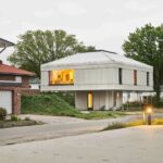 Holzrotonda: Einfamilienhaus in Rotenburg als Holzrahmenbau mit minimiertem Erdgeschoss