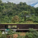 Villa in Costa Rica mit Gründach und perforierter Aluminiumfassade