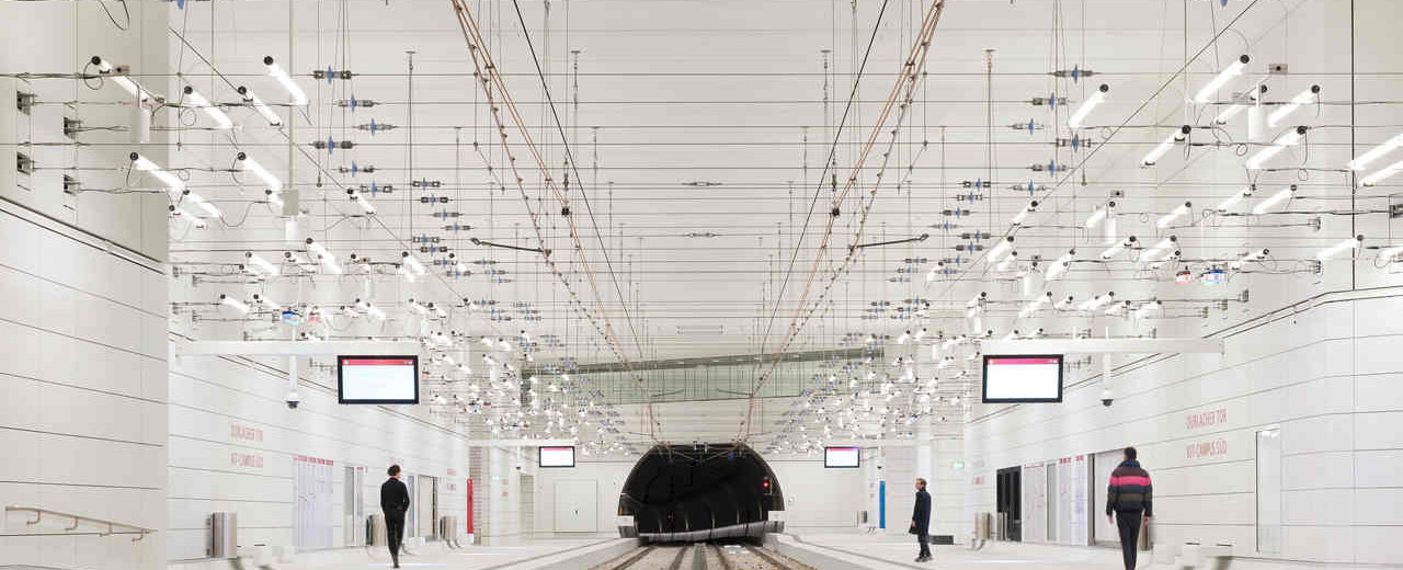 Neuer U-Bahnhof in Karlsruhe mit Belechtungskonzept von Ingo Maurer