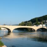 Betonbrücke mit Bögen über den Fluss in Aarau