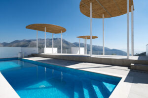 Pool-Dachterrasse mit Sonnenschutz aus Bambus in einem Ferienhaus in Süditalien
