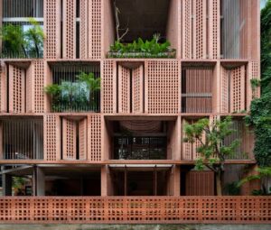 Bürogebäude in Vietnam mit Loggien und perforierter Ziegelfassade