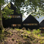 Chalets in Holzbauweise mit Satteldach und dunkler Holzfassade im Brandnertal