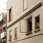 Wohnhaus im Barcelona mit denkmalgeschützter Straßenfassade und Leichtbeton-Fassade im zweiten Obergeschoss