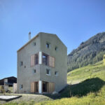 Chasa Tuoretta: Wohnturm in Graubünden aus monolithischem Mauerwerk
