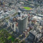 33 Stockwerke gestapelte Betonboxen: Wohnturm IQON in Quito