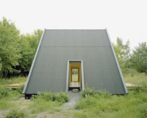 Sommerhaus mit bodentiefem dunklem Dach auf der Insel Wolin
