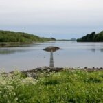 Weg aus Steinen übers Wasser - Landschaftsinstallation von Snøhetta im norwegischen Trælvikosen