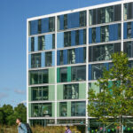 Uni-Gebäude in Amsterdam mit modularer Gitterstruktur und transparenter Fassade