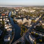 Wohnkomplex »Ascension Paysagère« von oben mit Blick auf Fluss und die Stadt Rennes