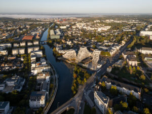 Wohnkomplex »Ascension Paysagère« von oben mit Blick auf Fluss und die Stadt Rennes