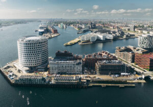 Ikonisches zylinderförmiges Bürogebäude in Kopenhagen mit ausgeklügelter Elementfassade