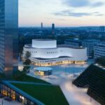 Schauspielhaus Düsseldorf mit einer vorgehängten hinterlüfteten Fassade aus gewelltem und farbbeschichtetem Aluminiumblech