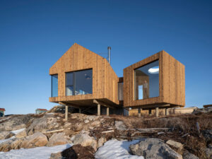 Einfamilienhaus auf Stelzen mit Holzfassade 