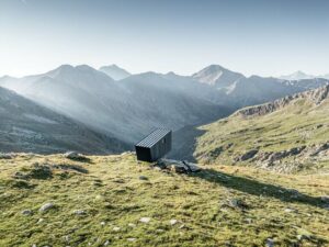 Schutzhütte »Bivacco Brédy« mit robuster Metallfassade im italienischen Alvise
