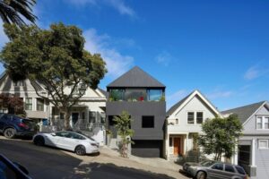 Haus in San Francisco mit schwarzer Holzfassade