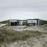 Strandhaus mit raumhohen Schiebefenstern in den Dünen von Dänemarks Westküste