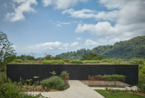 Villa in Costa Rica mit Gründach und verkohlter Holzfassade