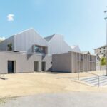 Erweiterungsbau für ein Gemeindezentrum in Cornigliano mit markant gestalteten Dächern