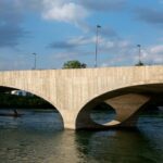 Betonbrücke mit Bögen über den Fluss in Aarau