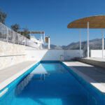 Pool-Dachterrasse mit Sonnenschutz aus Bambus in einem Ferienhaus in Süditalien