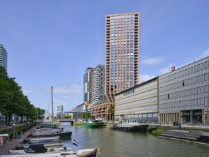 Wohnturm CasaNova in Rotterdam mit brauner Naturstein-Fassade
