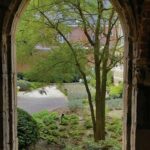 Blick durch Rundbogenfenster in den Garten des Fünf-Sterne-Hotels Botanic Sanctuary