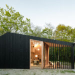 Ferienhaus auf Texel mit schwarzer Holzfassade von Orange Architects