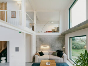 Wohnraum in einem Ferienhaus mit Luftraum über zwei Geschosse und Galerie