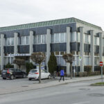 Nach der Sanierung: Rathaus in Prinzersdorf mit nach außen gelegter Tragkonstruktion, Bandfenstern und Keramikfassade
