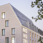Neues Novotel in Münster mit Steildach und hellen Klinker-Fassaden