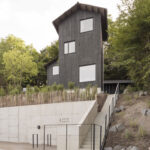 Ferienhaus mit Betonsockel und schwarzer Holzfassade in Montabaur im Westerwald