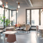 Cafeteria in Pastelltönen mit robustem Kautschukbelag im Sanofi Office in Berlin