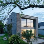 Atelier für Architekturfotografie mit Natursteinmauerwerk und zweigeschossiger Panorama-Glasfassade