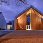 Neues Gemeindezentrum in Großweikersdorf von Smartvoll Architekten